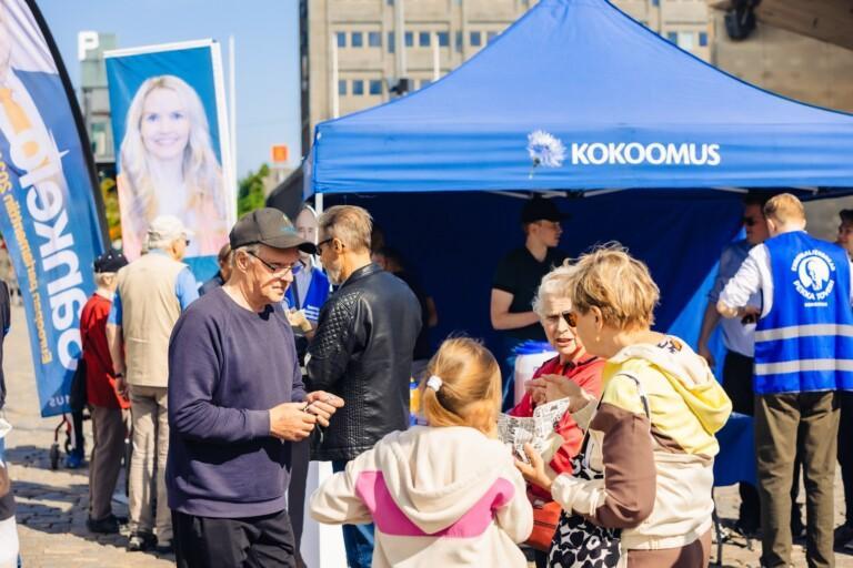 Pohjanmaan Kokoomuksen aluevaltuutetut kesämarkkinoilla – he kuuntelevat!