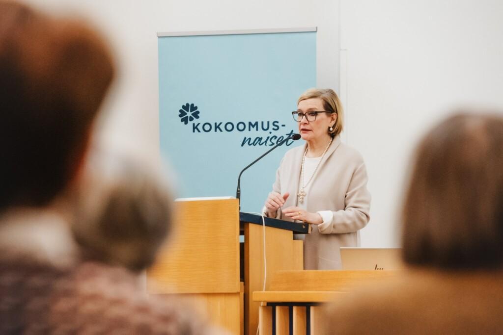 Paula Risikko puhumassa puhujapöntössä.