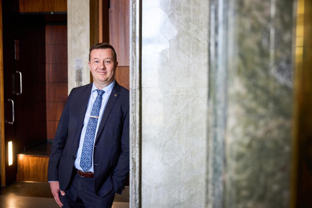 Janne Jukkola eduskuntatalossa hissien edessä.